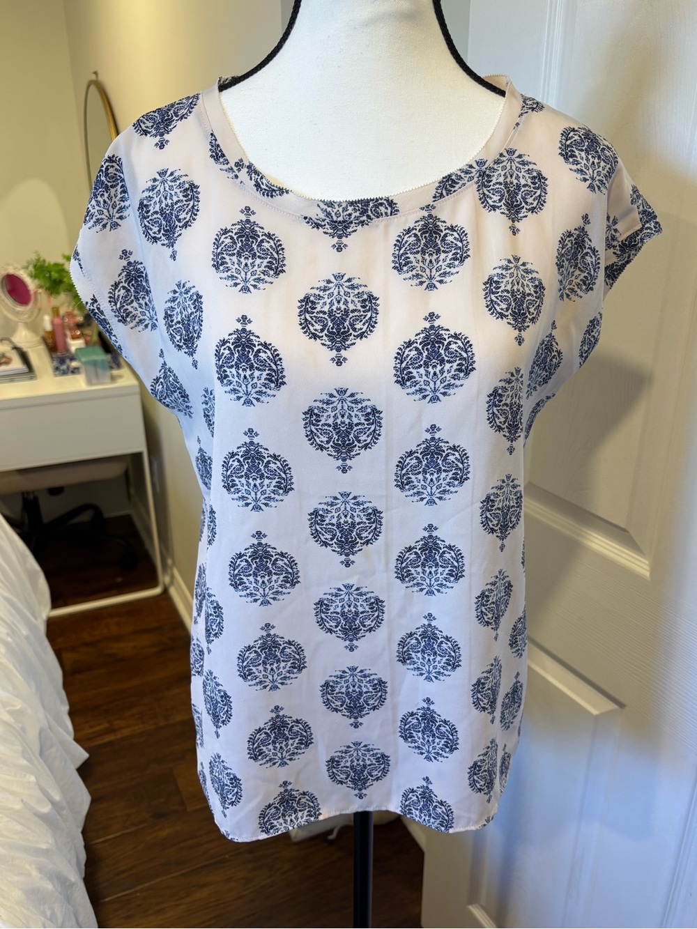 🌷LOFT Modern Damask Blue Pattern Top Size Small 3/$30
